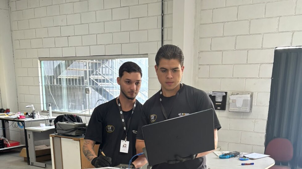 Tecnicos da AC Power em manutencao de baterias tracionarias na oficina